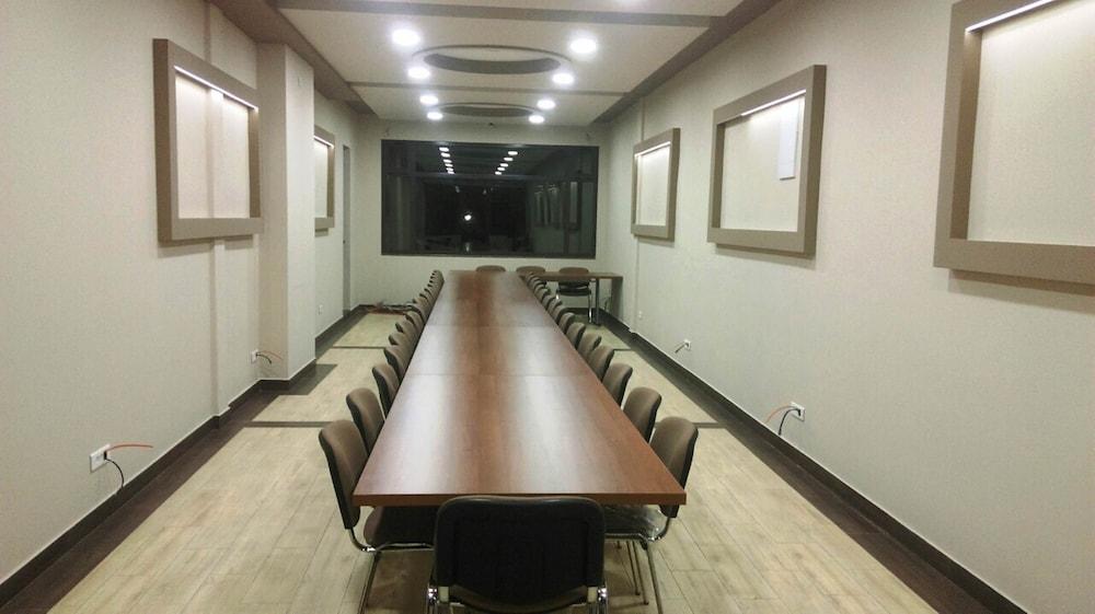 Hotel Holiday Podgorica Extérieur photo
