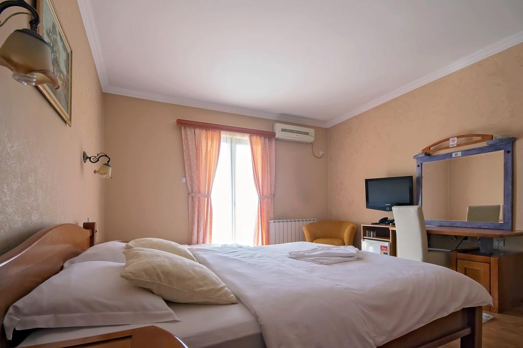 Hotel Holiday Podgorica Extérieur photo