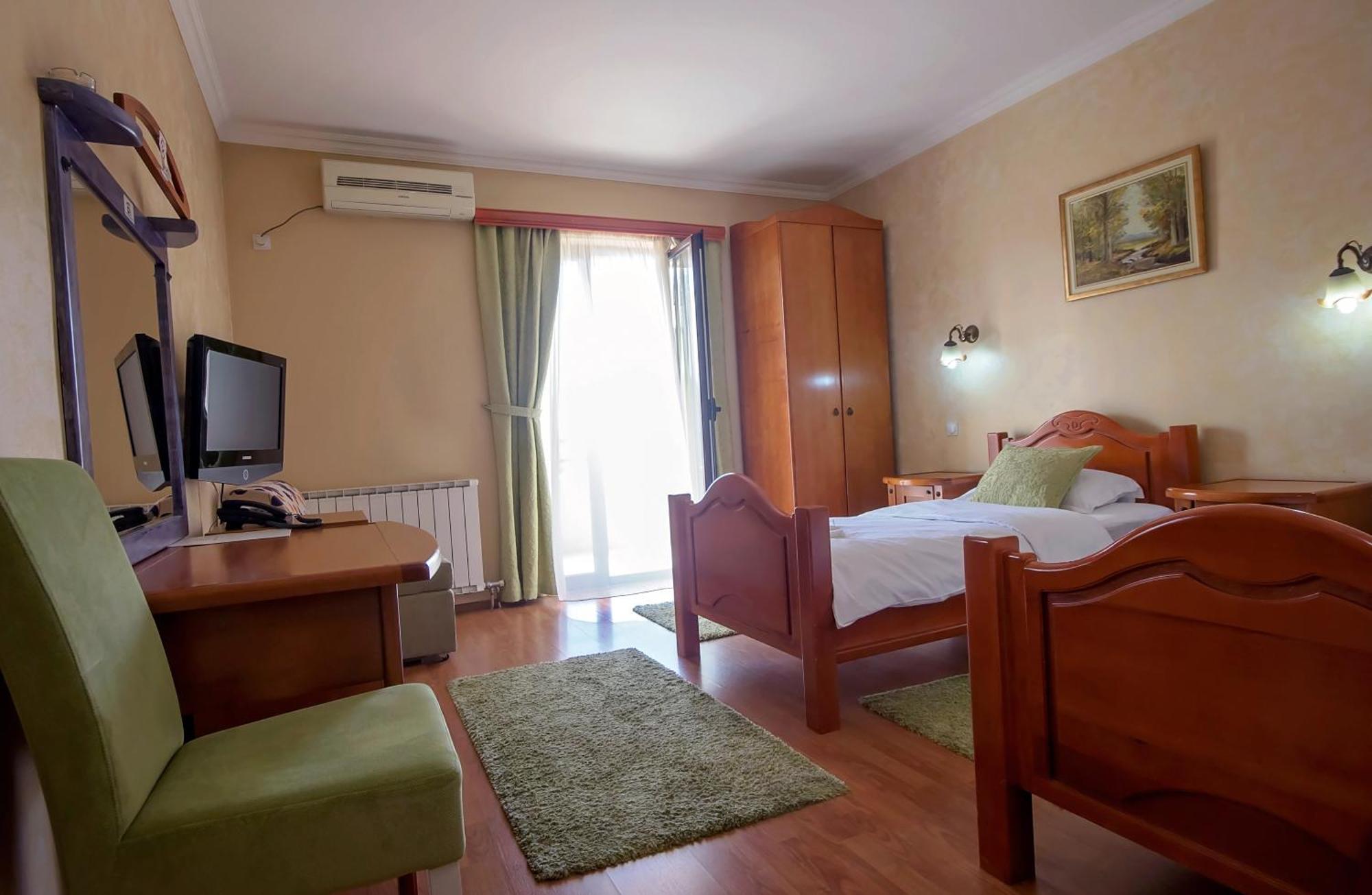 Hotel Holiday Podgorica Extérieur photo